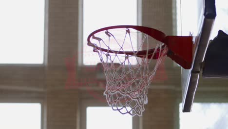 El-Equipo-De-Baloncesto-De-La-Universidad-De-Colorado-Falla-El-Tiro-A-Canasta-En-El-Estadio-De-Deportes-Cubierto.-Cámara-Lenta-4K-UHD-120-FPS